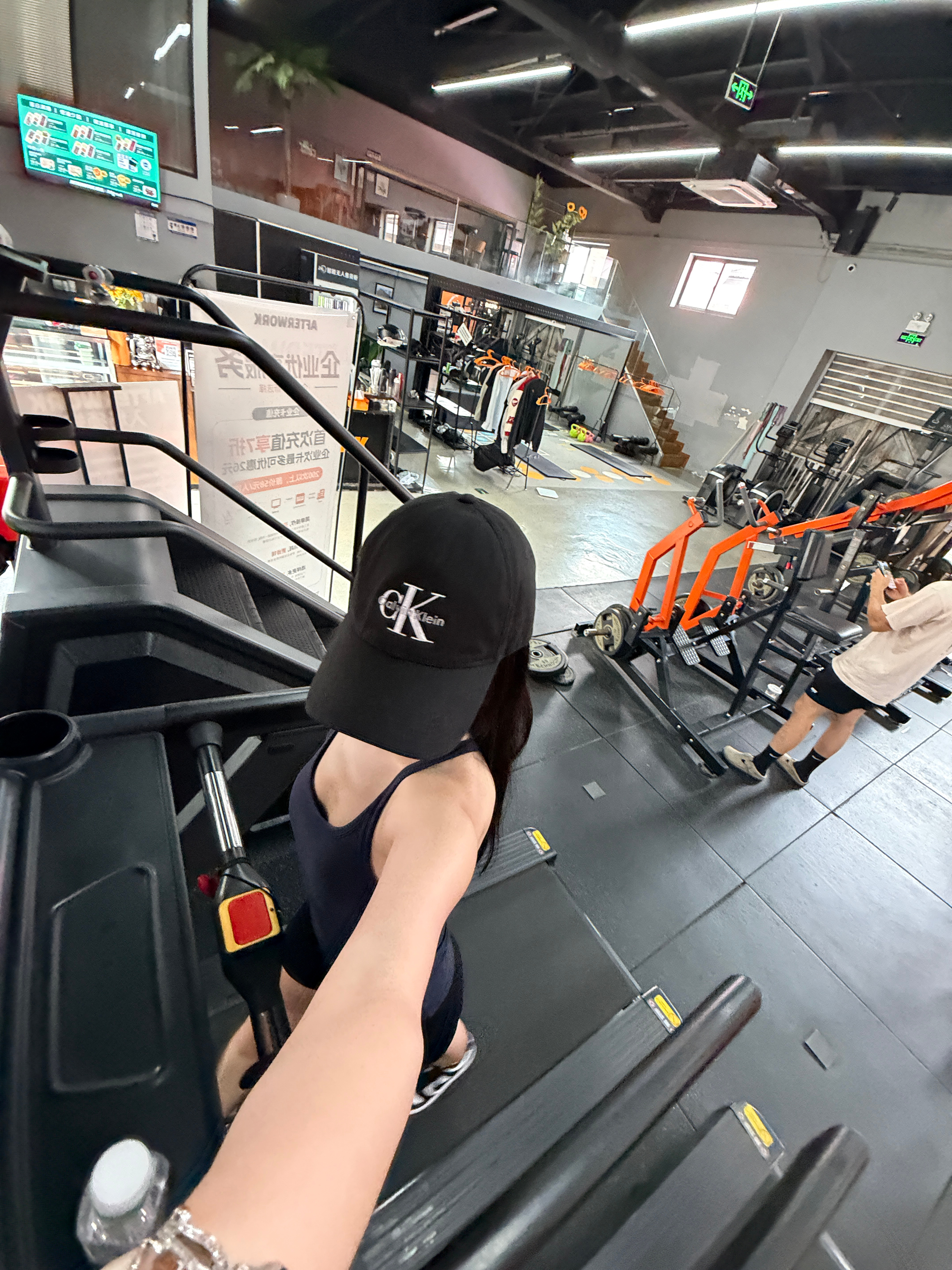 5/100✅今天又是臀腿日上完课老实的来有氧了强烈推荐这个冷萃龙井 好爽口～ 