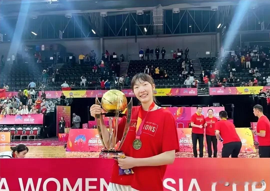中国女篮中锋韩旭的三大特点和致命缺陷！

三大特点：
1、身高臂长，手感柔和
2