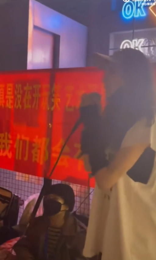 孙千早期还摆过地摊孙千早年摆地摊的经历好励志 没什么知名度的时候就自己打拼 主动