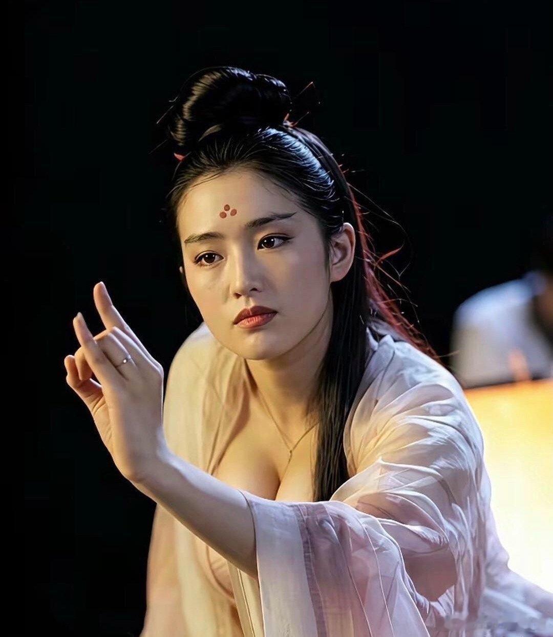 港片这一幕，放到现在都没人能超越。就是巩俐跟林青霞两大女神同框那回。这俩人站一块