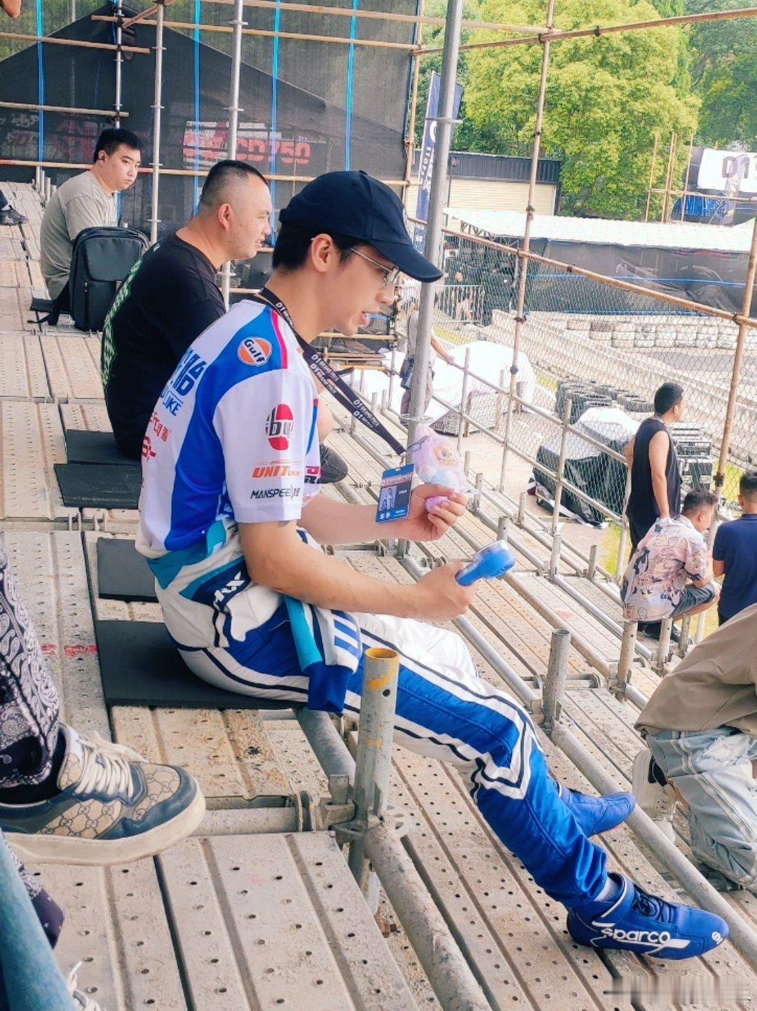 许魏洲赛车服配labubu真的还蛮搭耶，感觉什么都能跟labubu配起来～这身赛