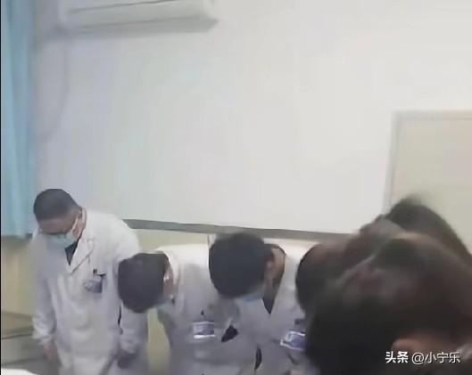 近日，河南郑州第三人民医院里，一名13岁的患癌男孩拒绝进食，抵触一切治疗，并对父