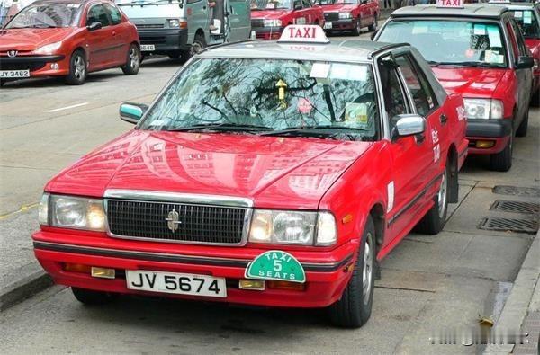 去香港玩的人大概率踩过这个坑：站在路边招手拦车，出租车停下来一问目的地，司机直接