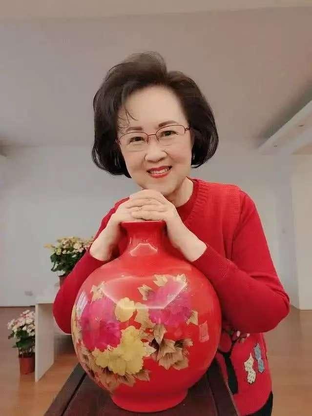 “爱情教母”琼瑶过世了！
她的小说陪我度过了懵懂的青春少年，
曾经废寝忘食的读她