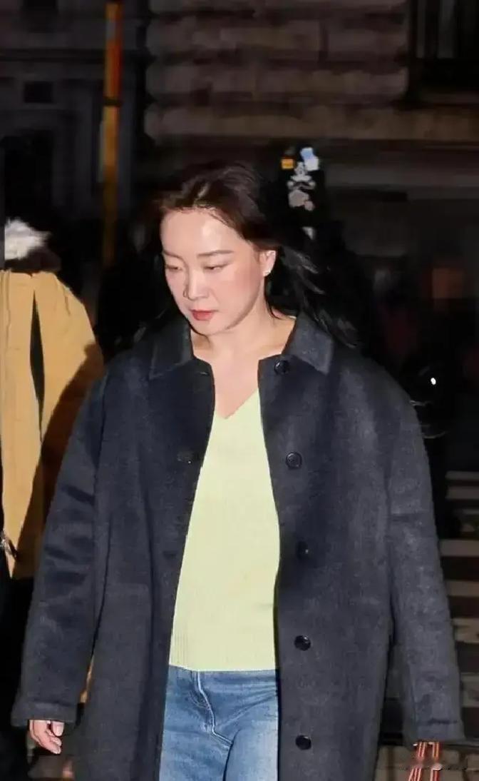 贾玲瘦成闪电后，观众说认不出。

宋小宝脸被说僵，观众也说认不出。

俩人一个靠