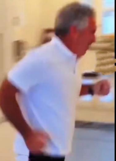 爱泼斯坦在厨房追逐小女孩的画面曝光，画面中，爱泼斯坦一脸得意，和一小女孩在厨房追