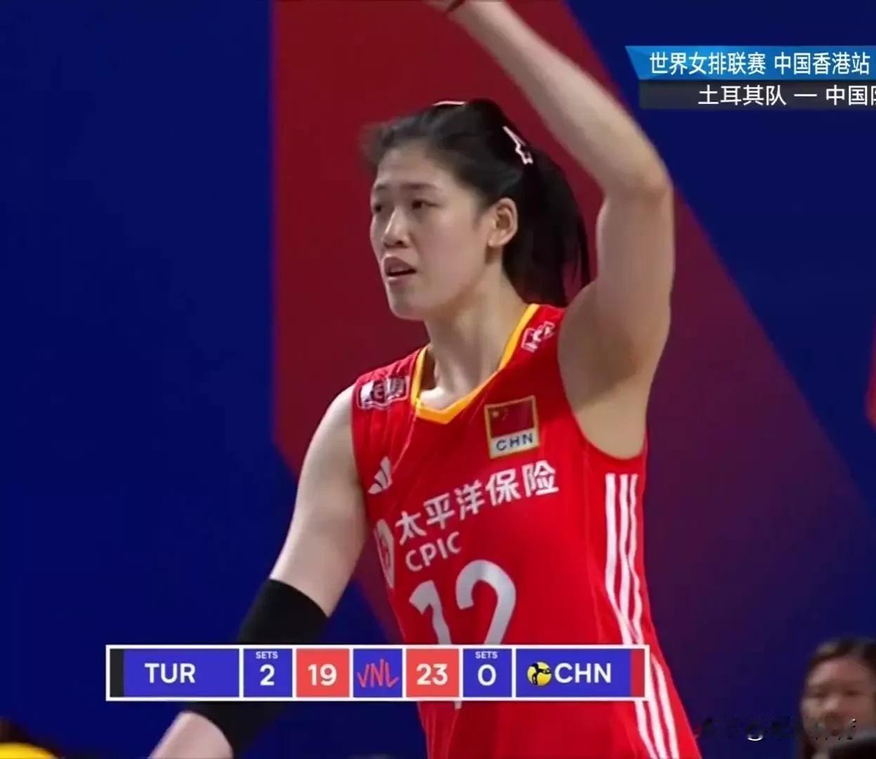 中国女排—土耳其
第三局，中国队25：21扳回一局。
张常宁替补吴梦洁首发，在一