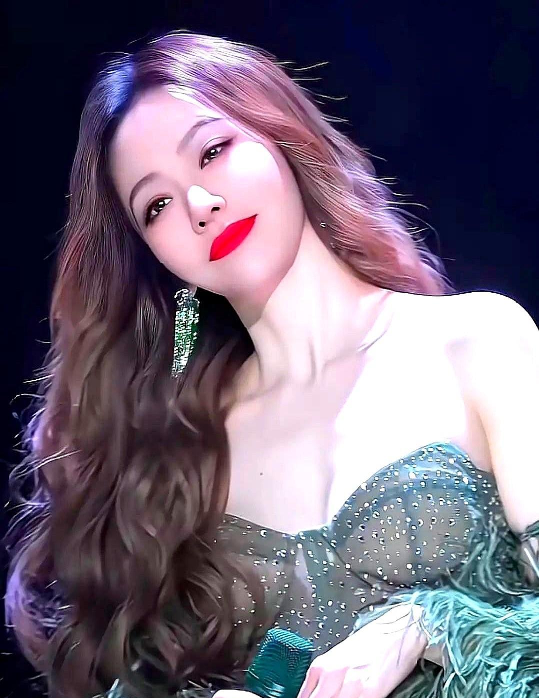 她没戴钻，没亮片，一身绿裙子站那儿，3亿人看傻了。
不是衣服贵，是人太硬气。
十