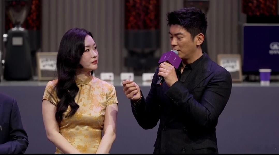 北京车展魏牌展台气场拉满 果然是情人眼里出西施霍思燕杜江北京车展现场下订 霍思燕