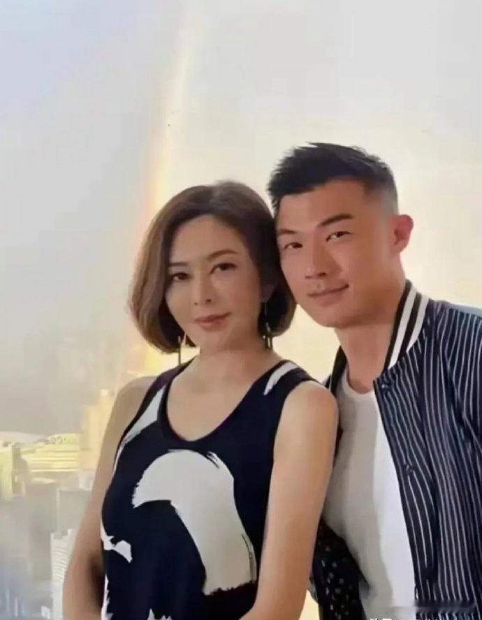 关之琳与27岁模特男友的恋情曝光，两人年龄差35岁。看来关之琳对模特情有独钟，尽
