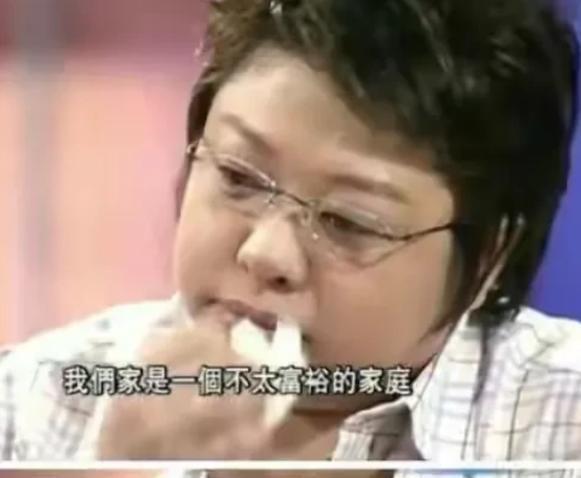 1980年， 韩红 被继父虐待，还被扫地出门，说：“要不是我养的你，你早就饿死了