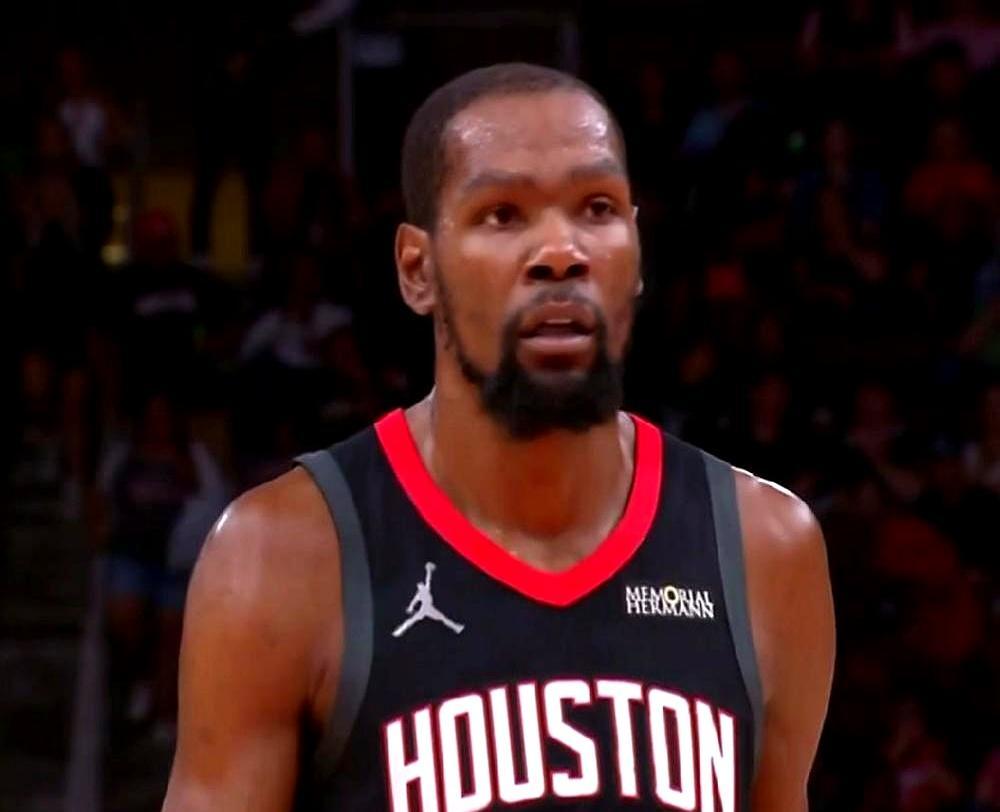 谁能想到重建没两年的火箭，已经稳坐西部第三。
 
目前40胜24负，刚主场113