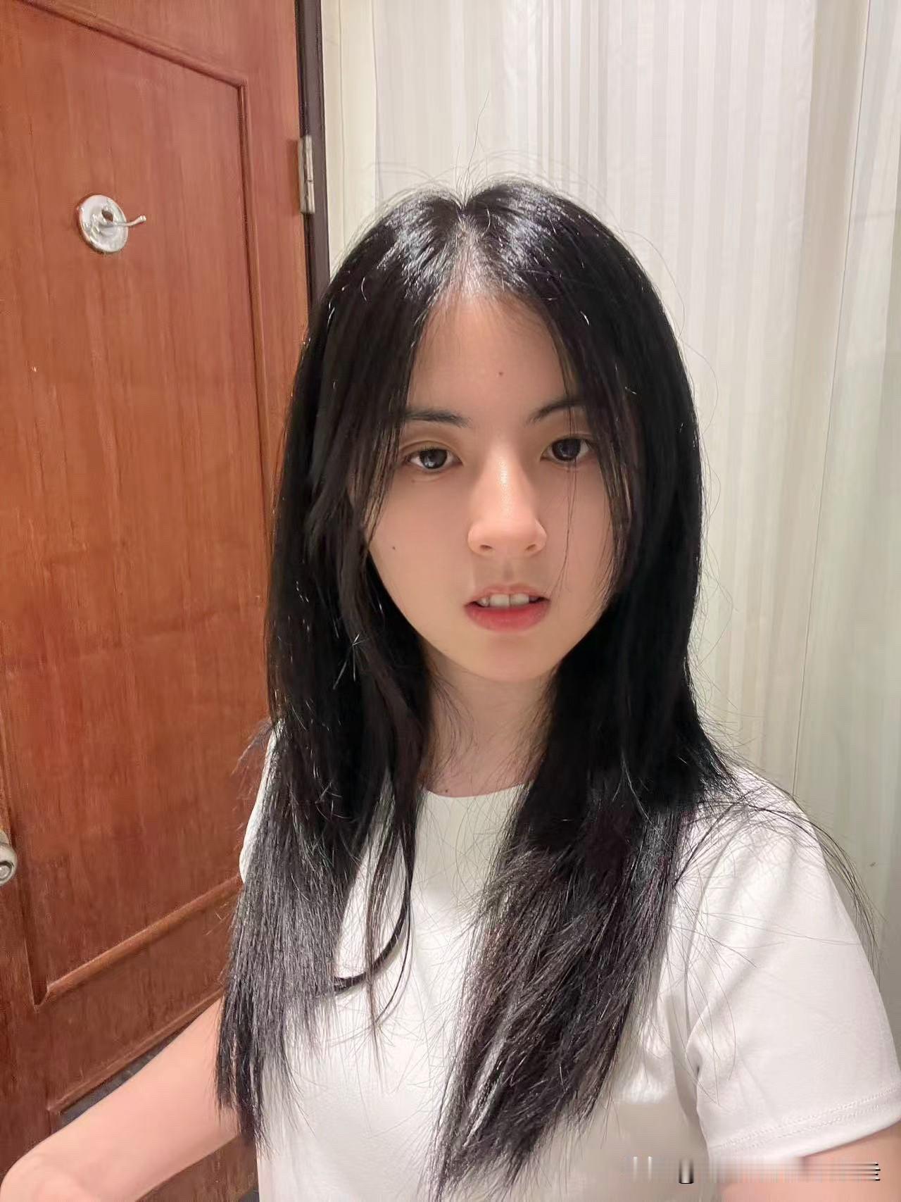 台北人在苏州，昨天晚上跟在台北女儿蜜宝视频，女孩因为在事务所连日的加班，加上论文