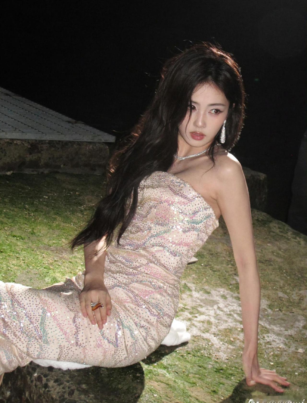 bl白鹿顶级高定首穿 bl白鹿王韵娜 

好运 会降临在你爱上自己的每一刻“행운