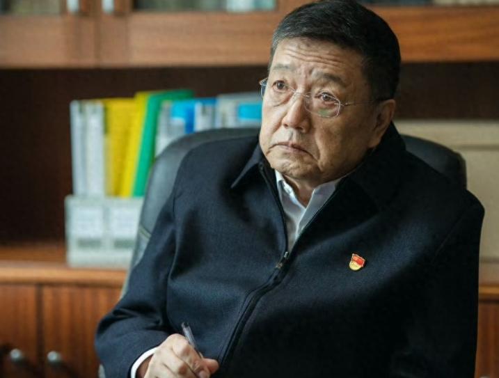 演艺圈又痛失一位“老熟人，72岁老戏骨去世，死因曝光，住院一周没救过来，是冯小刚