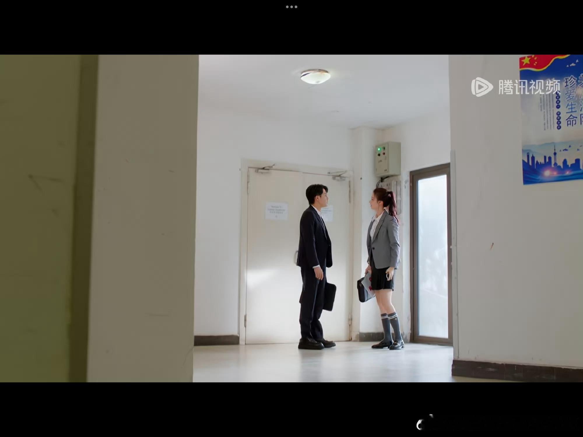实在不行还是让男演员们踩箱子吧，最多我们轻点笑，男演员高、大、帅真是样样都没有，