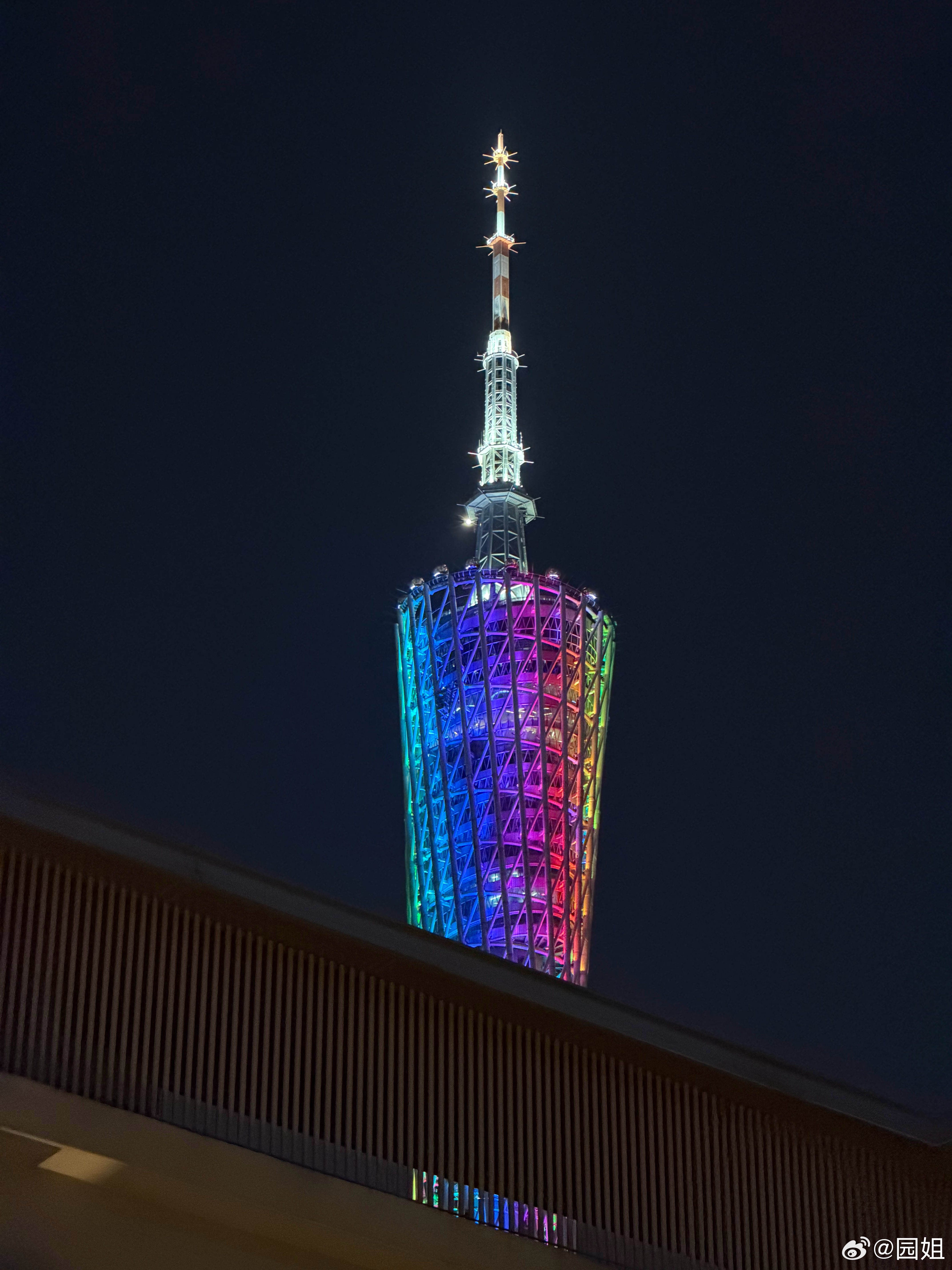 在酒店的阳台上看着广州塔，喝一听啤酒，这一刻感觉很安逸，晚安