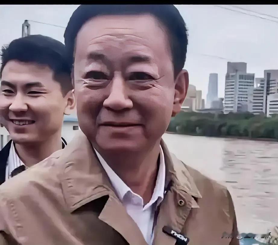 岁月不饶人，曾经站在春晚主持舞台侃侃而谈英俊潇洒，让全国观众倾爱的朱军如今变成了