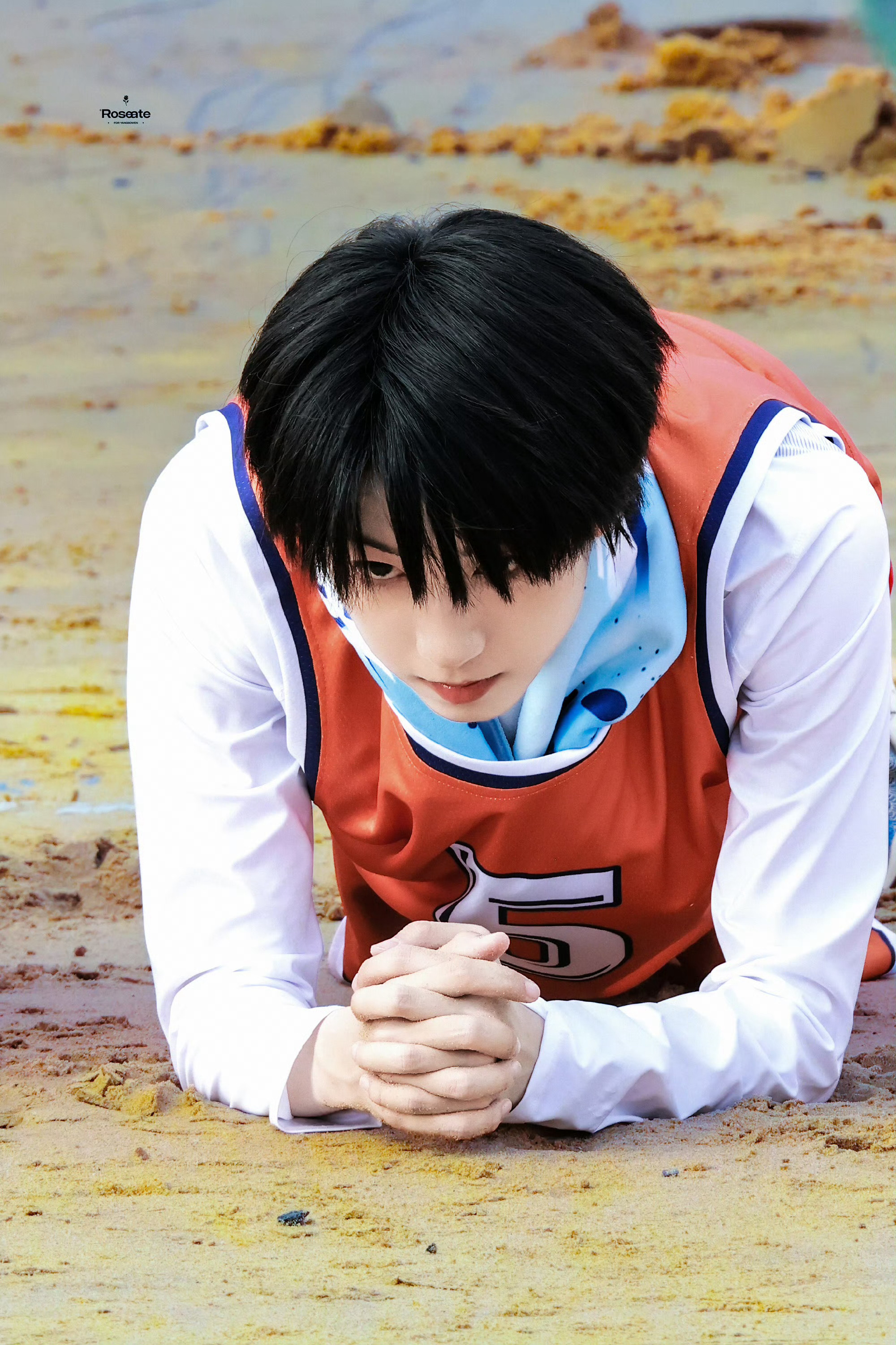 杨博文篮球服路透杨博文今日份拍摄路透篮球服look在海边训练运动少年青春肆意，好