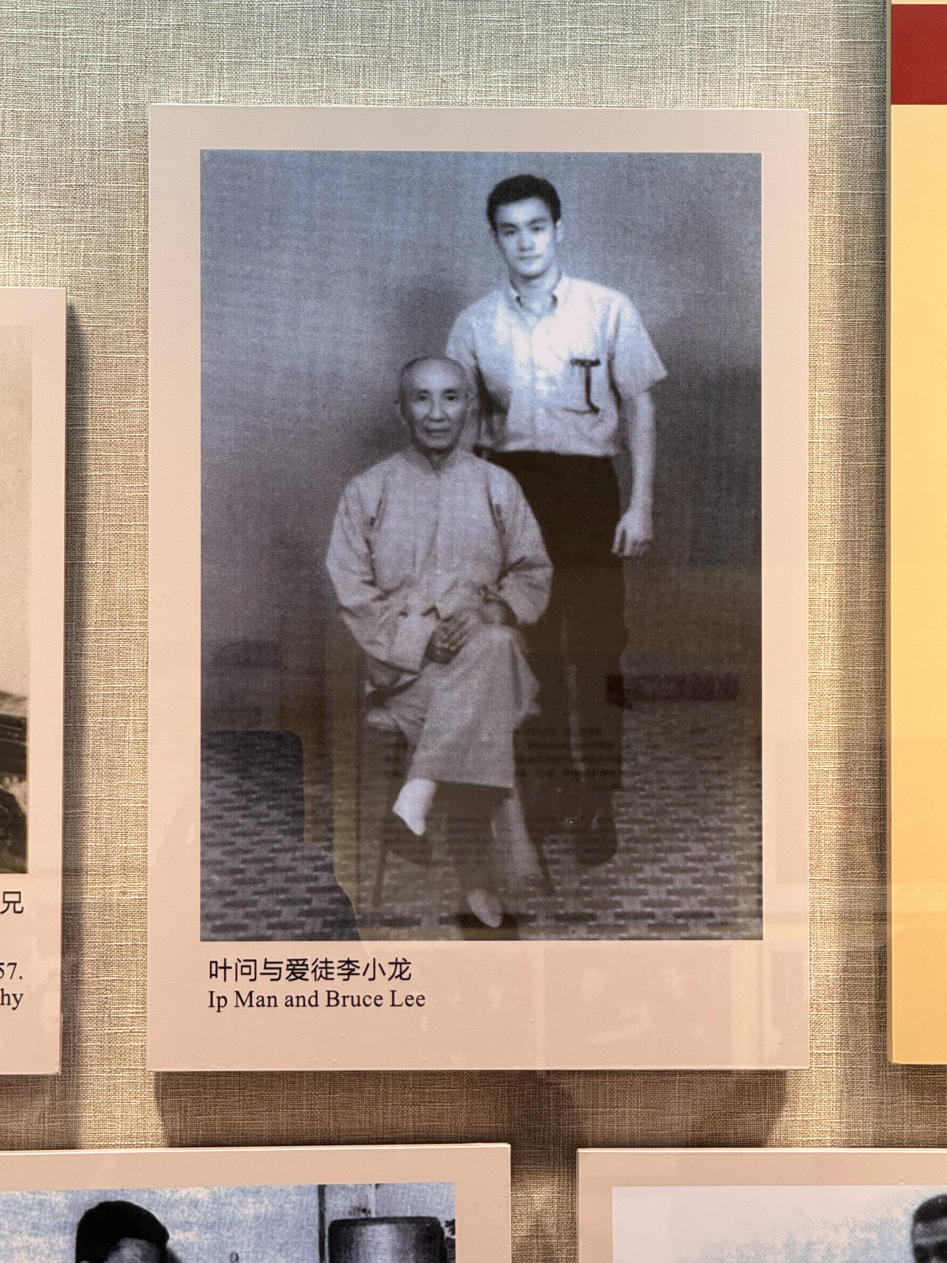 今天千里迢迢来佛山，来瞻仰黄师父和叶师父黄师父的洪拳大开大合叶师父的咏春荣中带刚