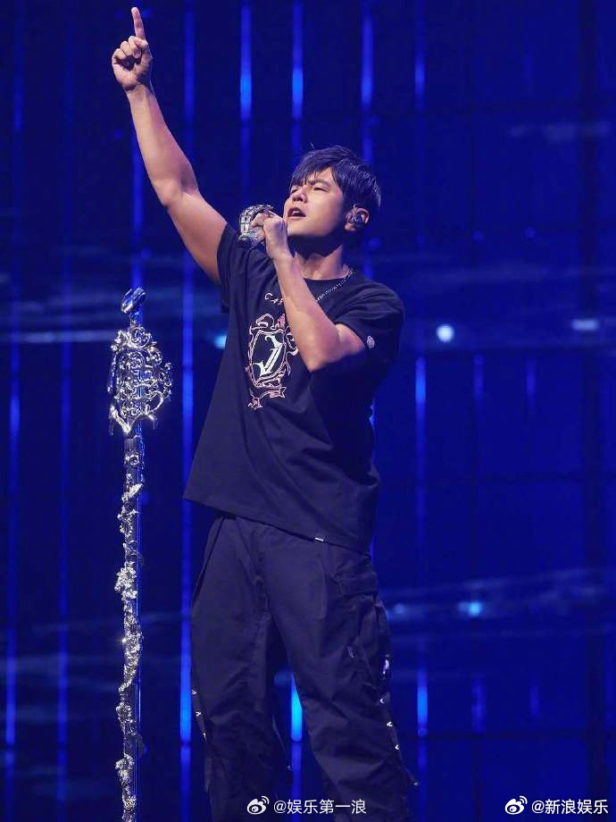 周杰伦透露新专辑发布时间周杰伦说明年三四月发专辑 周杰伦今日出席活动， 他终于给