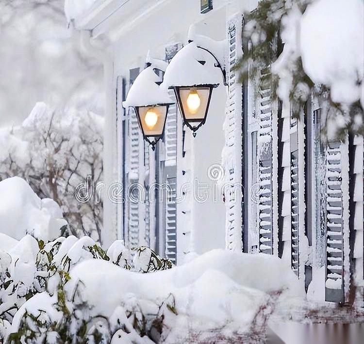 他把杯子狠狠砸在地上，水和碎玻璃溅了一地。
这是他第三次创业失败，账户里只剩两位