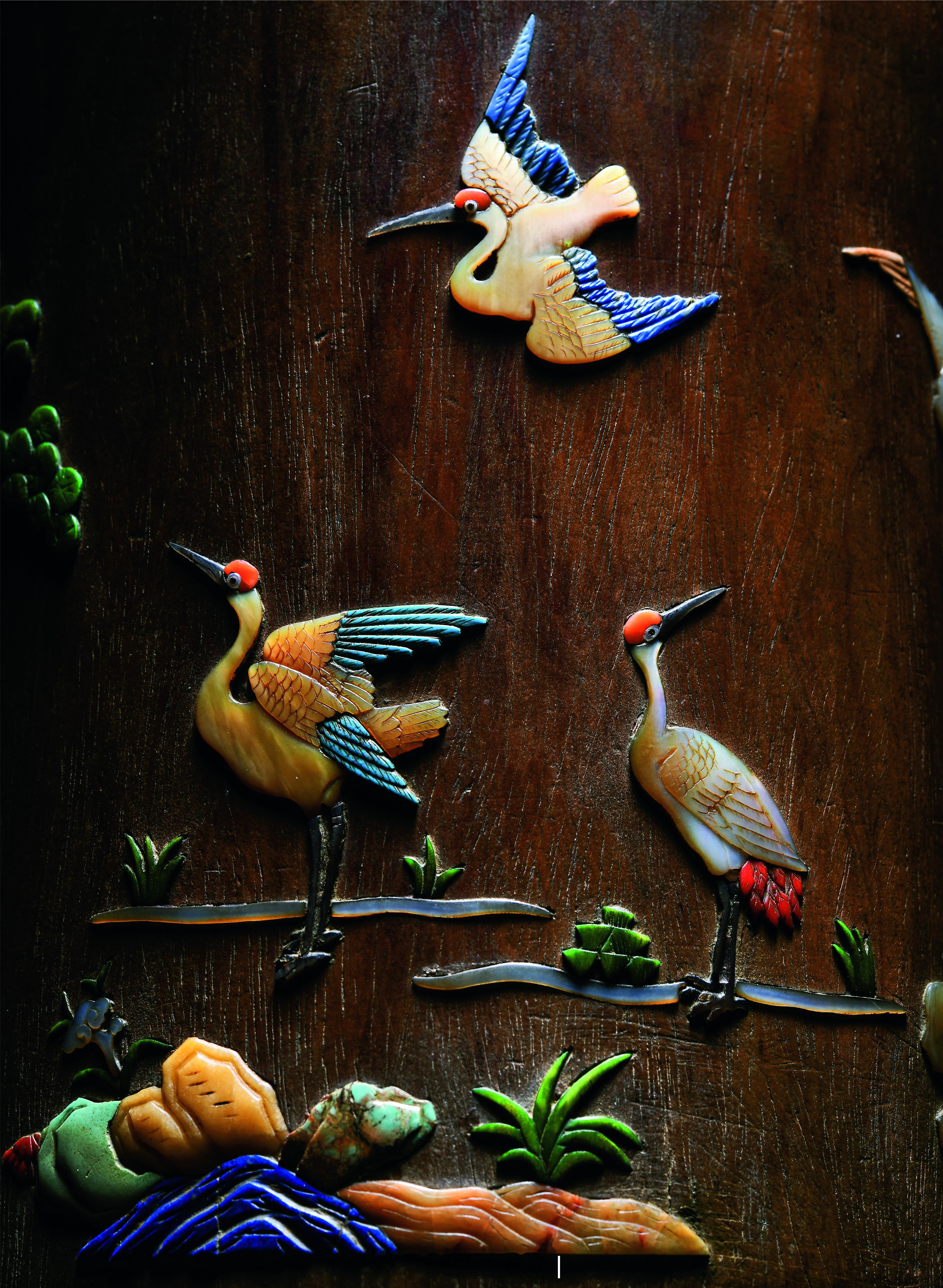 悦木集 | 明 黄花梨嵌百宝松鹤纹笔筒笔筒以黄花梨整挖而成，嵌底，直筒做口，木质