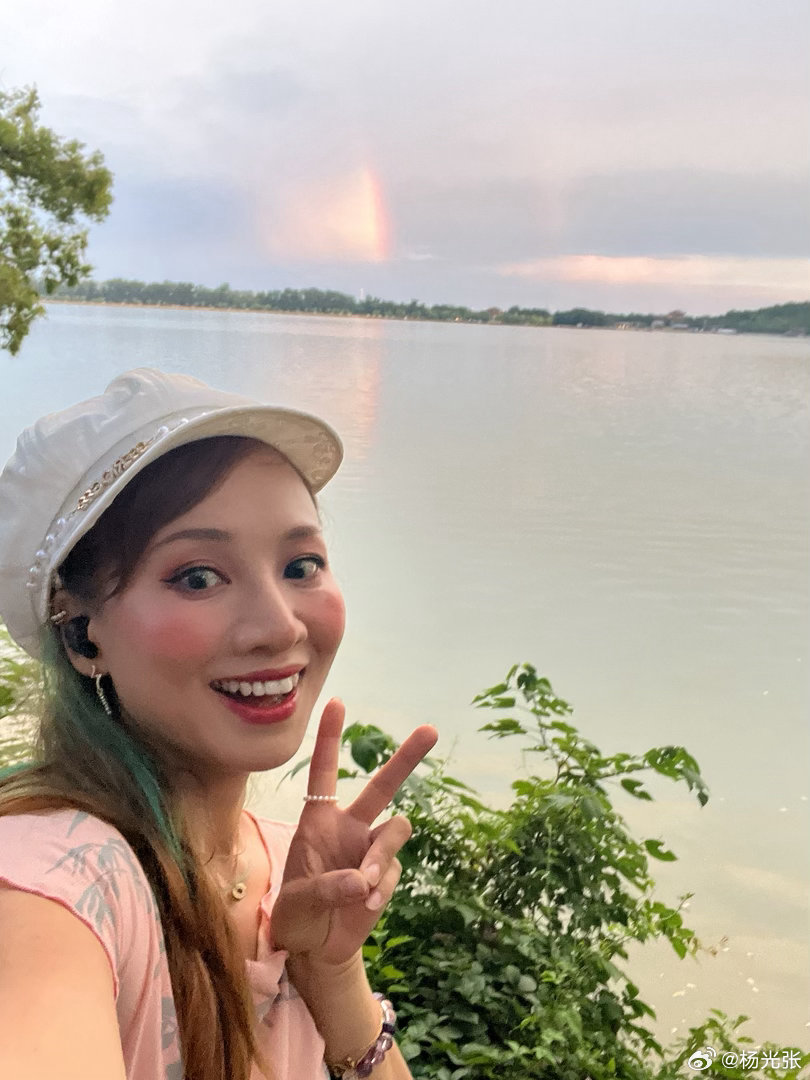 今天北京雨后有双彩虹哎，昆明湖上看起来格外壮观🌈，没上热搜吗？难道只有我幸运的