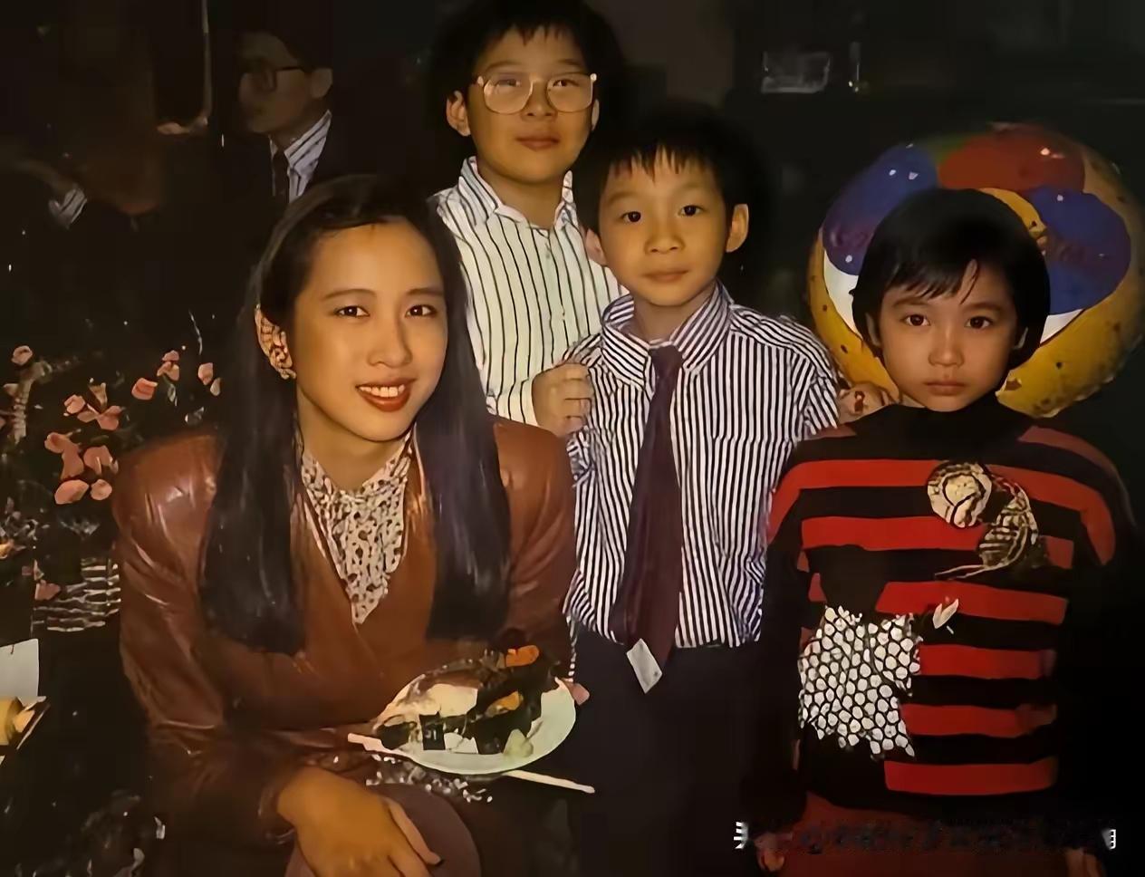 朱玲玲也真是有福气呀，居然连着生了三个儿子一张老照片，朱玲玲带着霍家三兄弟，霍启