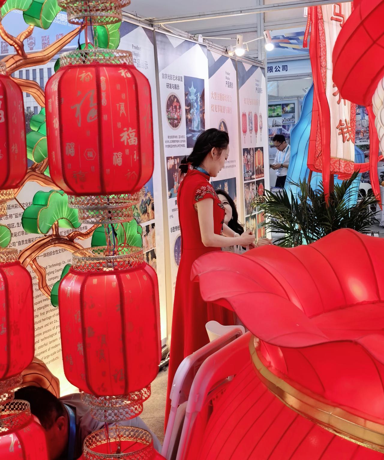 传统开始带电了，“福”字成了霓虹代码。金属骨架+丝绸灯笼面，她指尖轻叩，百个“福