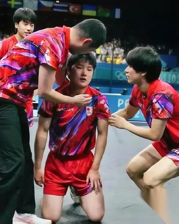 张本智和这次栽了！

不是输球，是忘了自己是谁

在成都赛场，这位华裔选手全程中