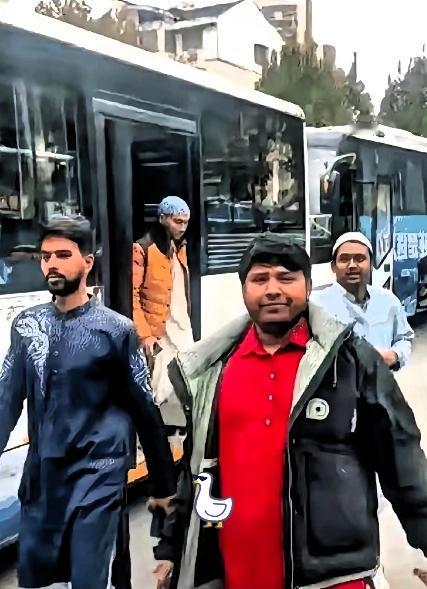 有网友说，近几日又一批印度人到了我们东方大国，他们觉得自己是高种姓的到来，一定会