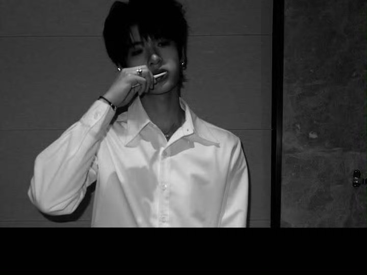 我家爱豆说啥了 永远永远这么酷，像个冒险家一样不断探着山顶的路。        