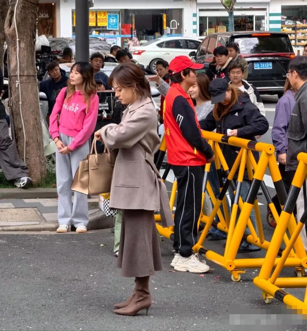 现实中的孙俪这么矮吗？给人一种娇小玲珑的感觉。

孙俪现身无锡街头，地点好像还是