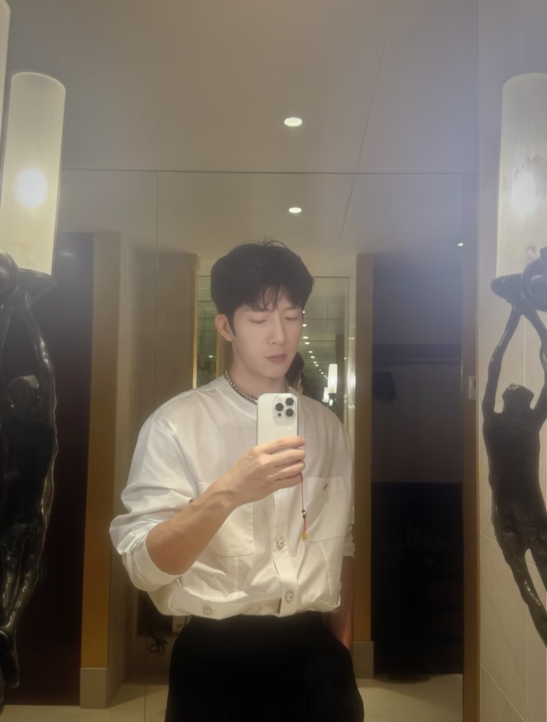 井柏然近期巴黎的自拍，有点模糊被粉丝评论“能不能擦一下你的镜头”，太有趣了[哈哈