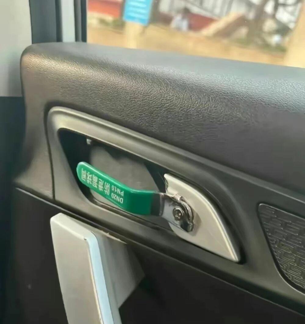 网友分享的，自己灵机一动的修复汽车门把手案例，主打不能让4S赚的盆满钵满！【来自