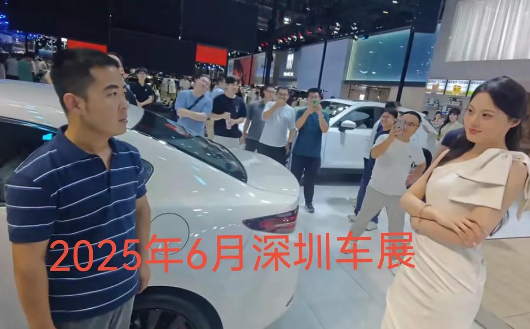 这个男人又出现了
曾轰动车展一时的“条纹哥”重出江湖！

车展第一深情“条纹哥”