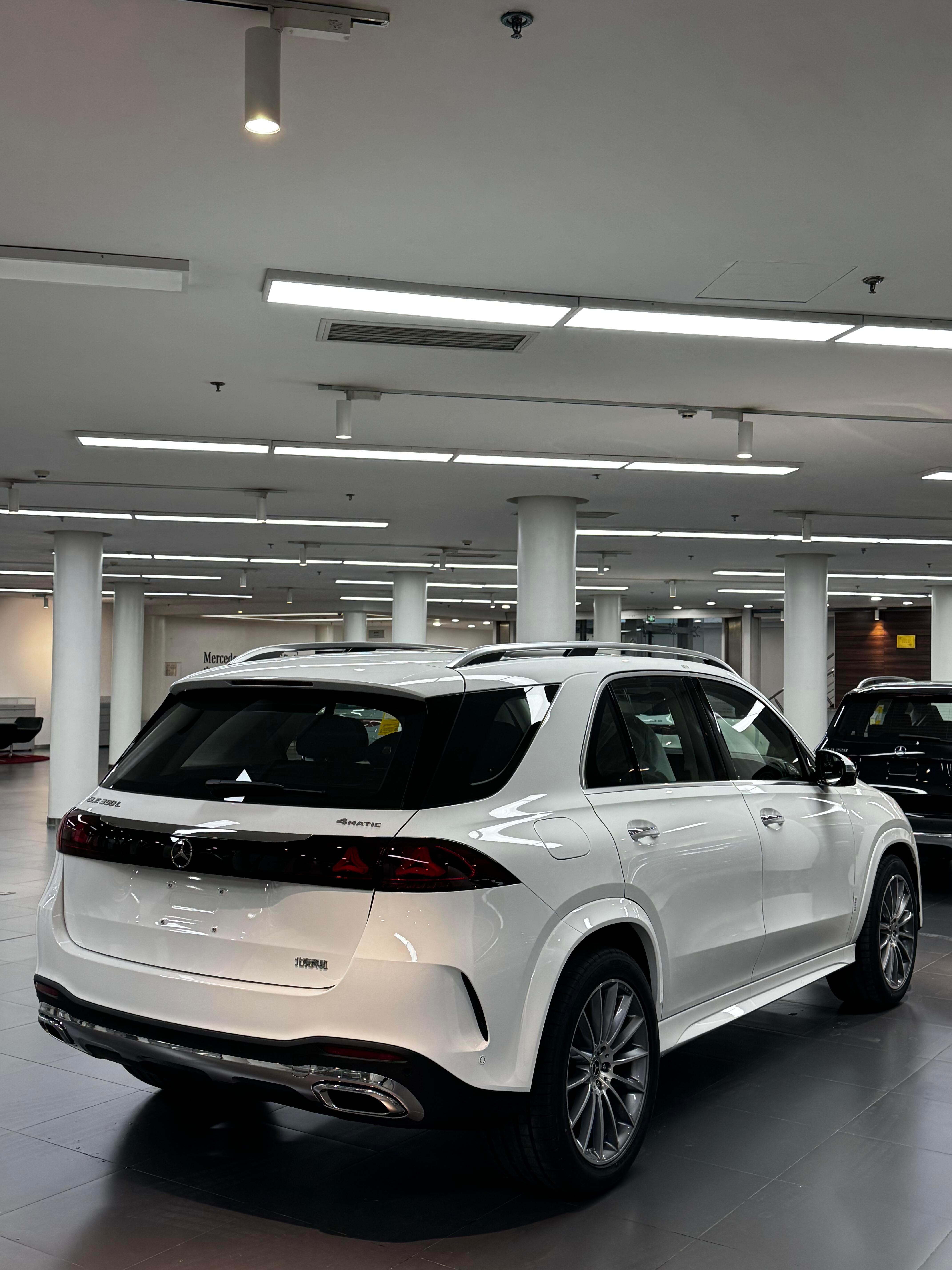 27款 奔驰GLE350L 晖银版 白外黑内指导价633800元全款优惠5万元 
