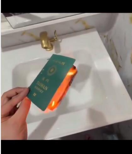很多时候，我们总觉得手里那本证件的含金量取决于能免签多少个国家，觉得那是行走世界