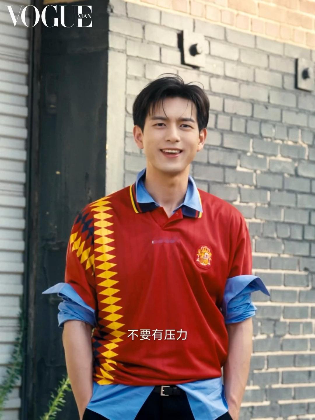 李现真是从小优秀到大大学时期会经常去学校附近的大学跟别人踢野球，都是非常有趣并且