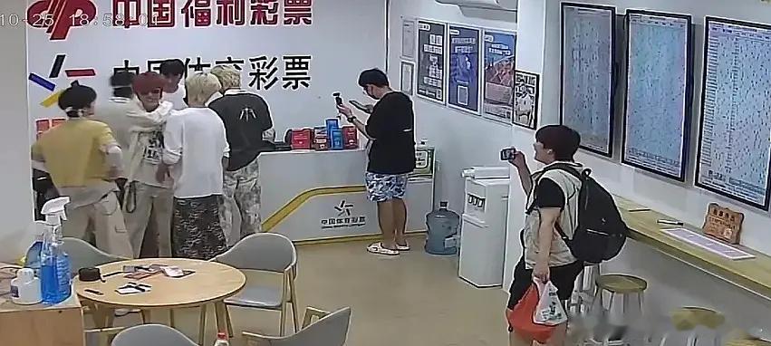 TOP登陆少年组合[超话]TOP买彩票TOP彩票中奖 TOP买彩票，还中奖了 ​