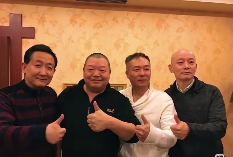 四个人当中，有两个人 已经不在了，你知道是哪两个人吗？ 