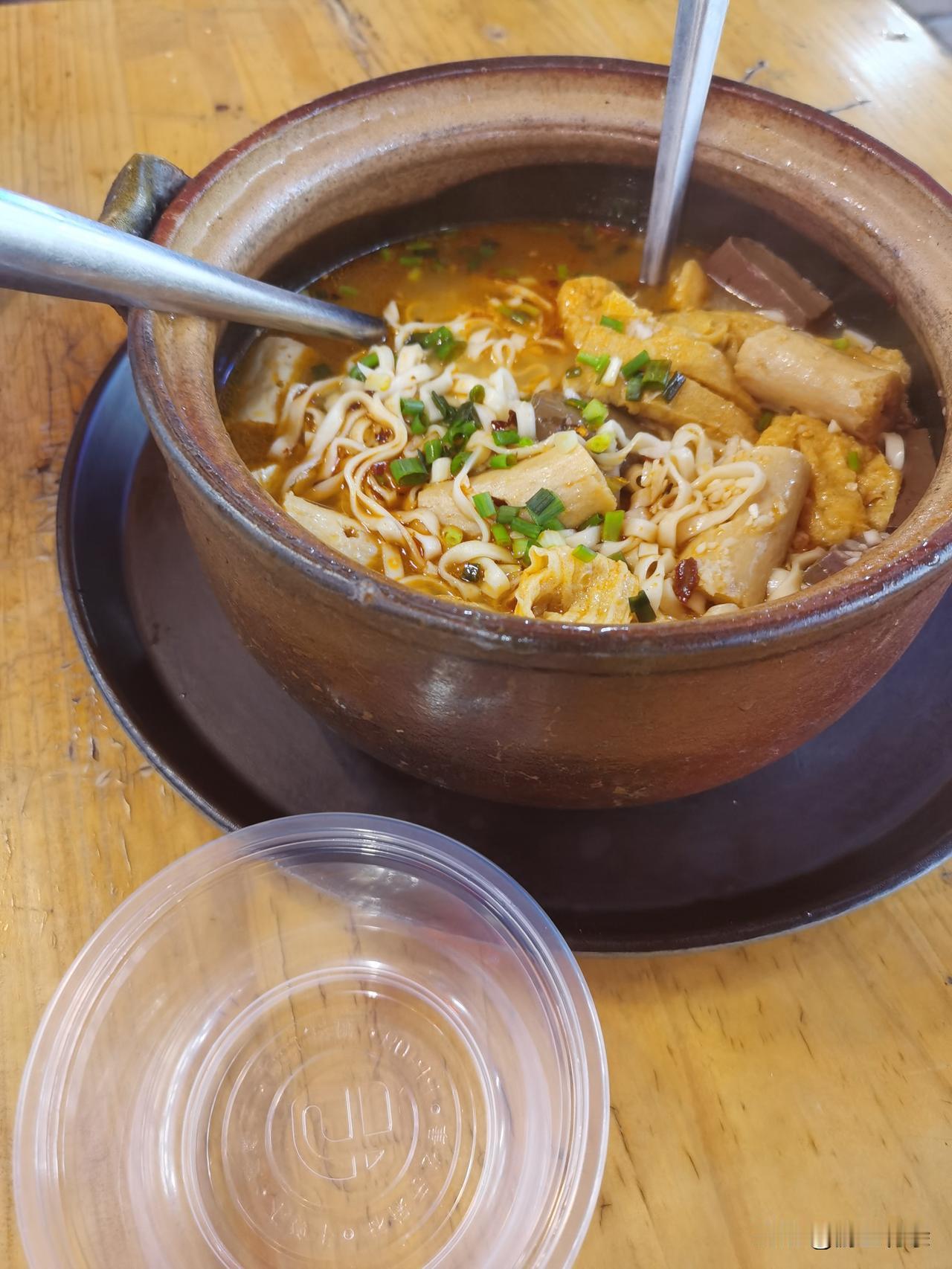 “许皮带”负债两万亿，
还能比你我都安稳潇洒的生活，
所以我们就应该老老实实找个