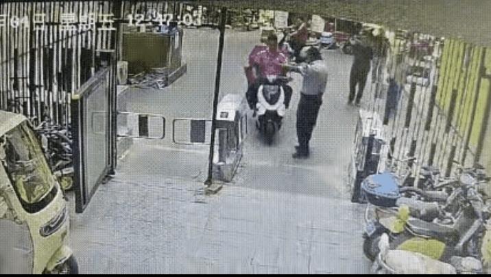 外卖小哥送外卖要进小区，保安死活不让，小哥再三商量，保安就是不同意，三下两下，两