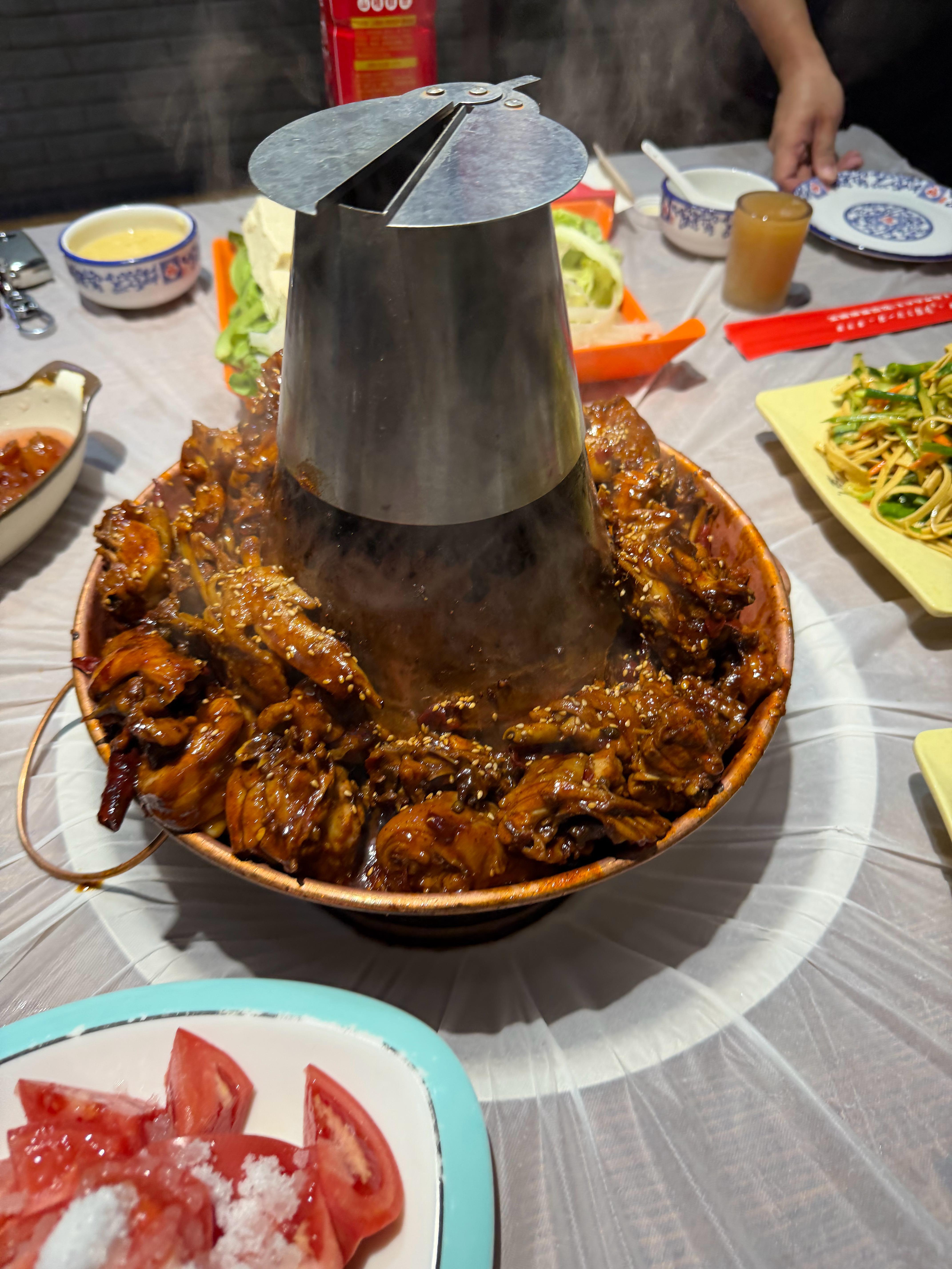 沧州的朋友说，他们有一个本地特色菜：火锅鸡 ​​​