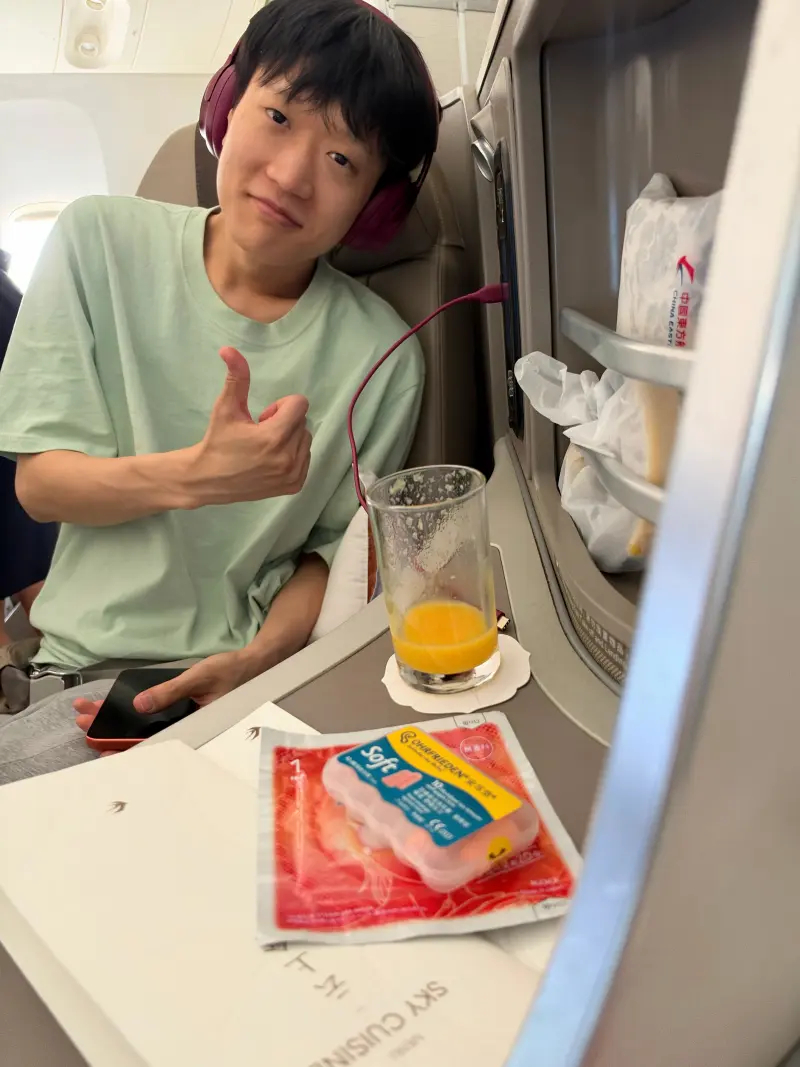 Cube要吃醋了！今日AL飞赴美国出征 S16，刚上飞机Hope就迫不及待在社媒