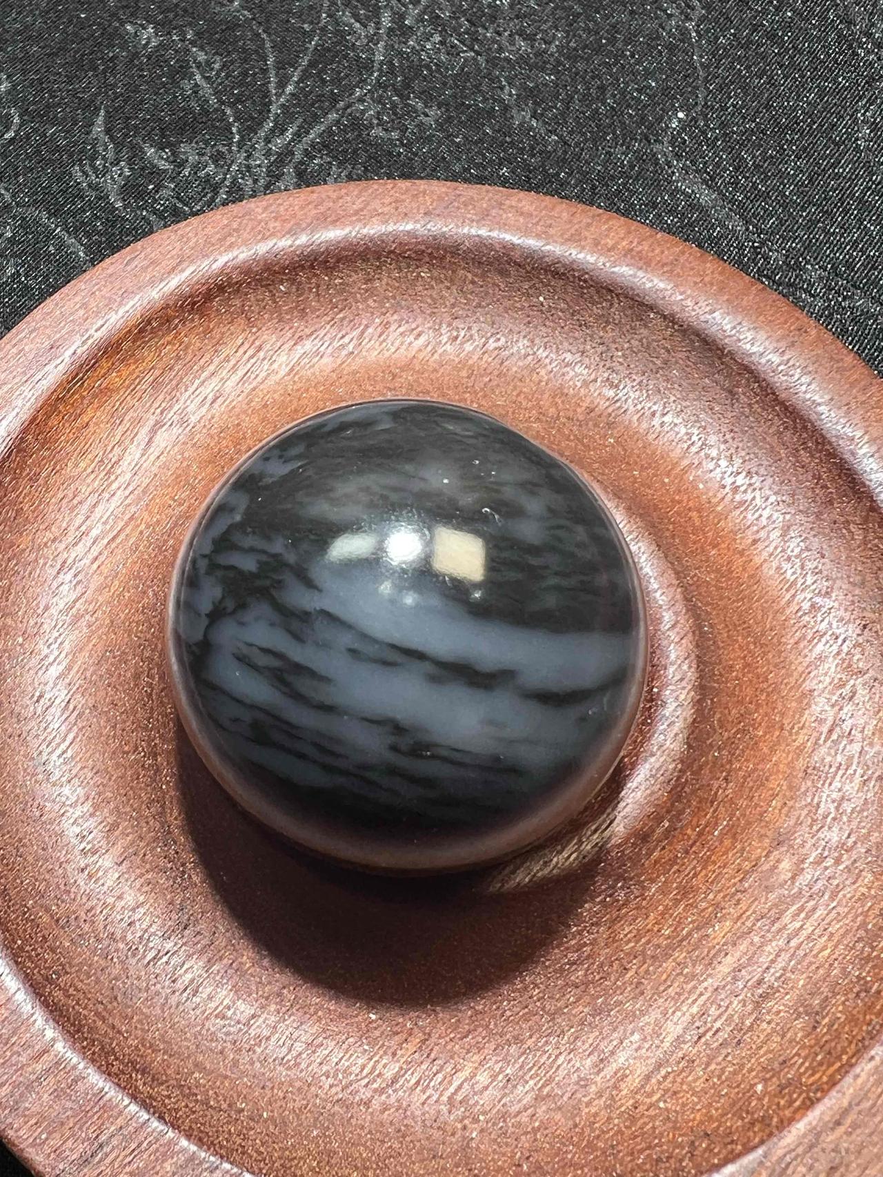 买玉避坑。
买和田玉问这三句话，商家把你当小白坑。很多消费者对和田玉行业不了解，