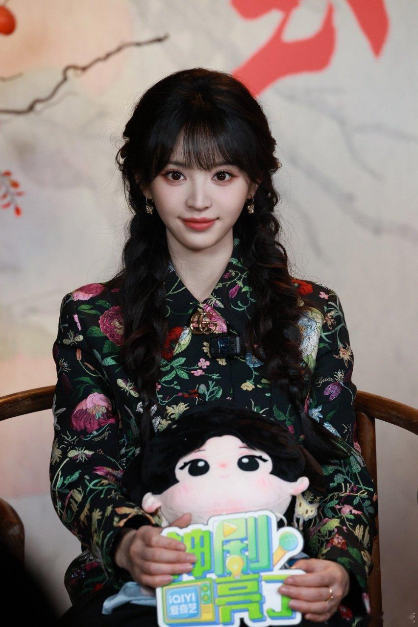 田曦薇晒追剧团现场照 田曦薇繁花套装裙 田曦薇繁花套装裙真的好美啊 