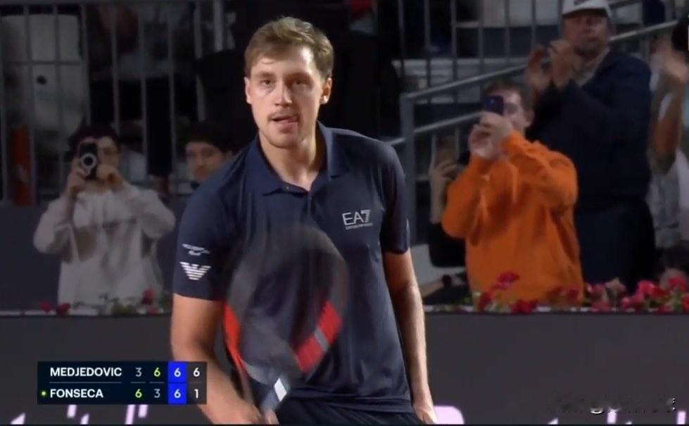 🇷🇸梅杰多维奇以3-6 6-3 7-6(1)在罗马击败丰塞卡🇧🇷。
他一