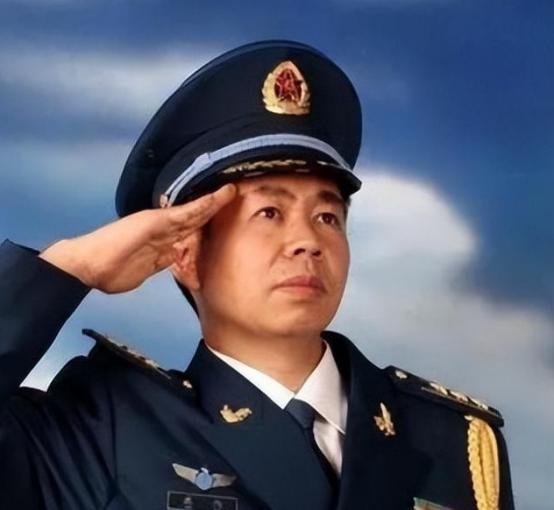 美国军舰频频靠近敏感海域引发热议，戴旭将军一番表态点燃全网讨论，维护主权到底该强